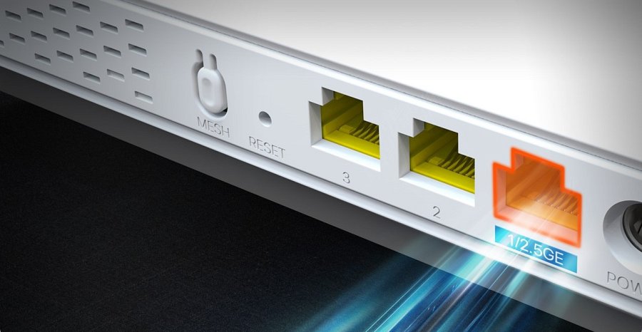 Zbliżenie na porty Ethernet węzła Tenda ME6 Pro